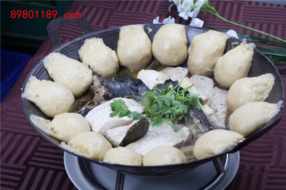 鲶鱼炖茄子贴饼子